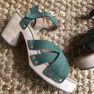 LOFT Strappy Leather Clog Sandal. Size 6.5